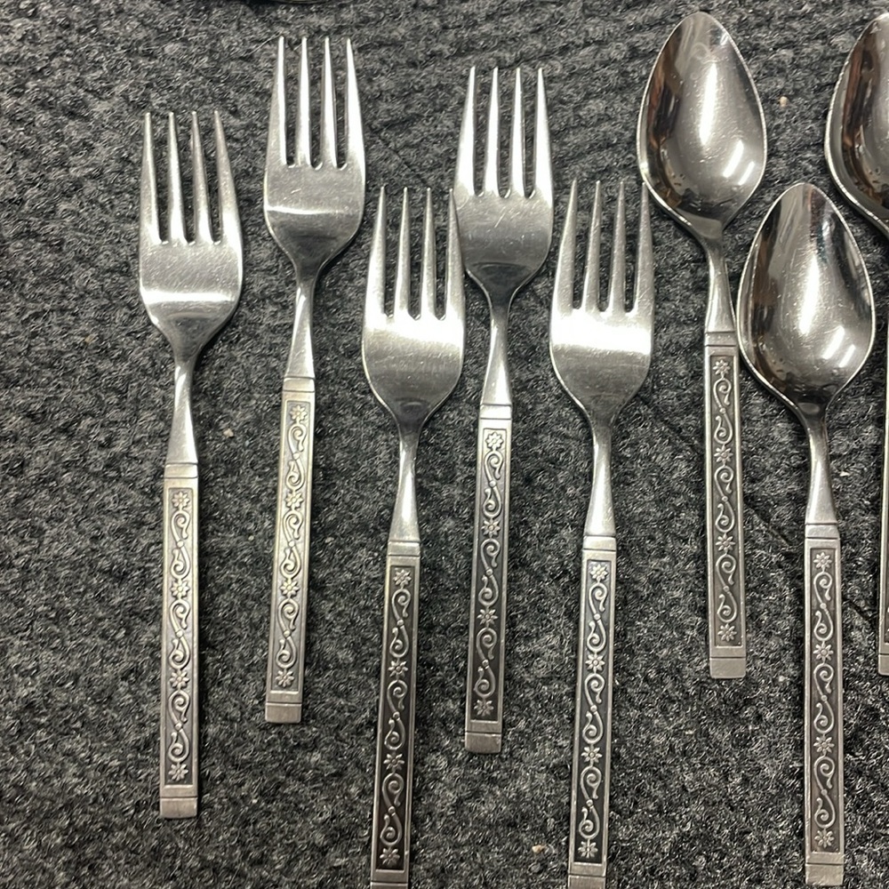 Oneida Spanish Court Lot of 24 flatware serving utensils Stainless steel - Picture 2 of 7